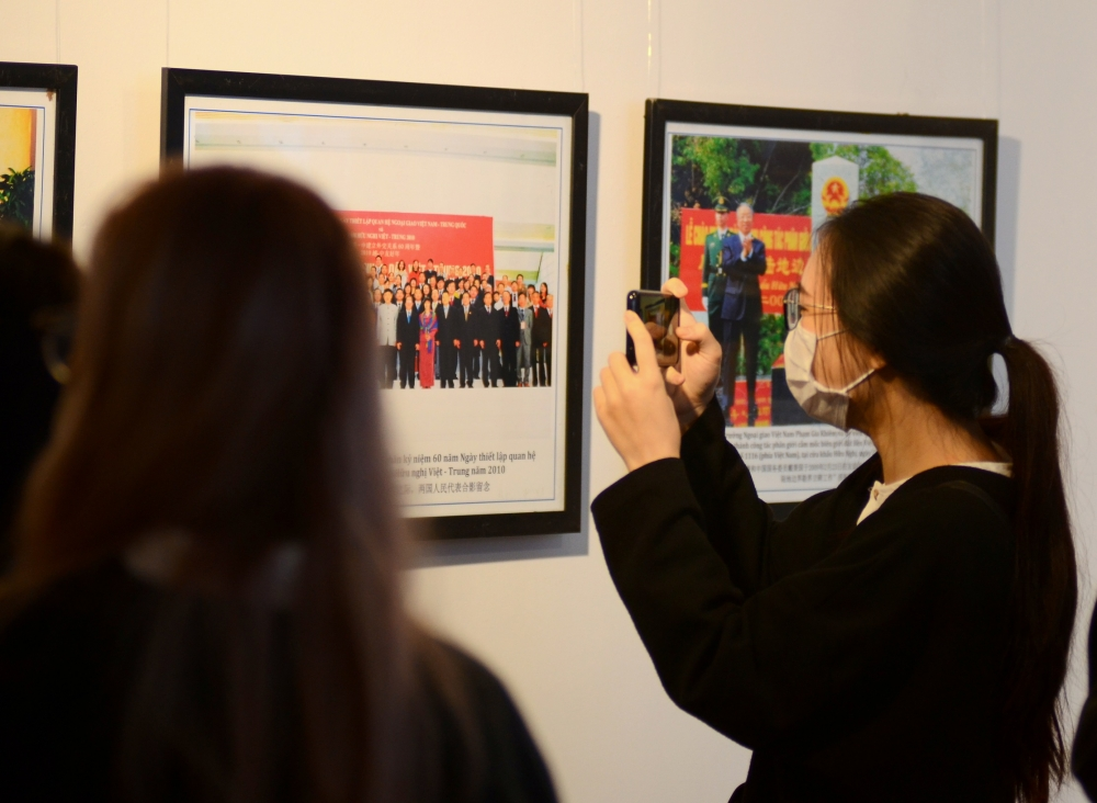 Photo exhibition highlights 70th anniversary of Vietnam-China diplomatic relations