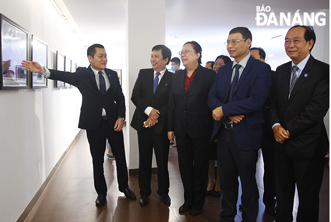 Photo exhibition highlights 70th anniversary of Vietnam-China diplomatic relations