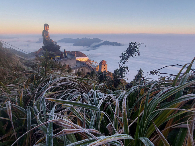 Fansipan Mount covered in frost due to the strong cold spell