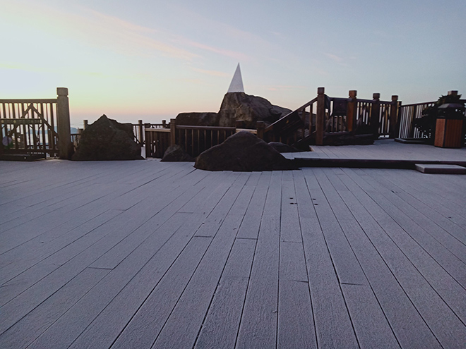 Fansipan Mount covered in frost due to the strong cold spell