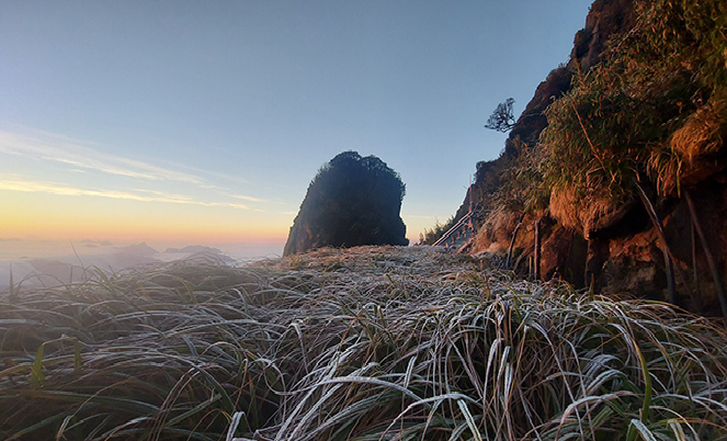 Fansipan Mount covered in frost due to the strong cold spell