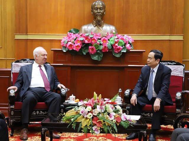 Russian Embassy in Vietnam hands over donation for flood victims in Central region