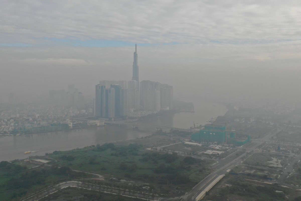 Vietnam’s southern metropolis dimmed in fog