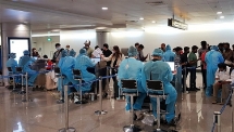 Stranded Vietnamese in Singapore and Thailand brought back