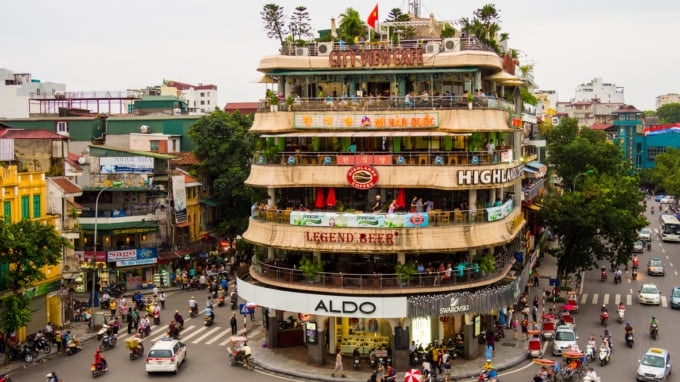 Businesses, supermarkets in Hanoi not allowed opening before 9 a.m.