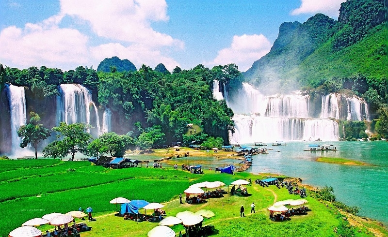 demarcating ban gioc waterfall