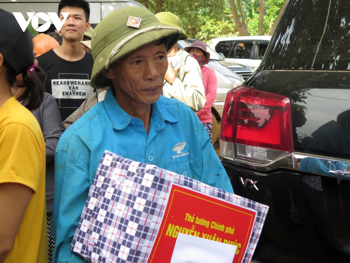 Locals rejoice at receiving gifts from the government chief.