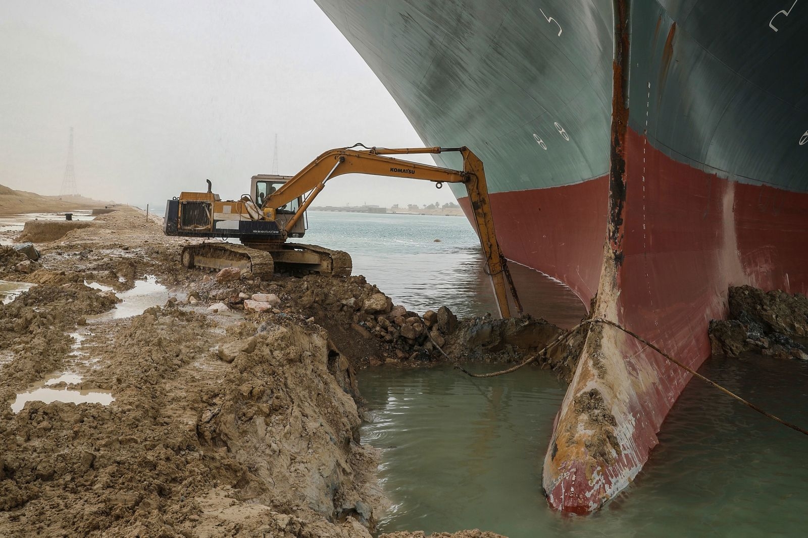 0852-suez-canal-blocked-by-a-giant-container