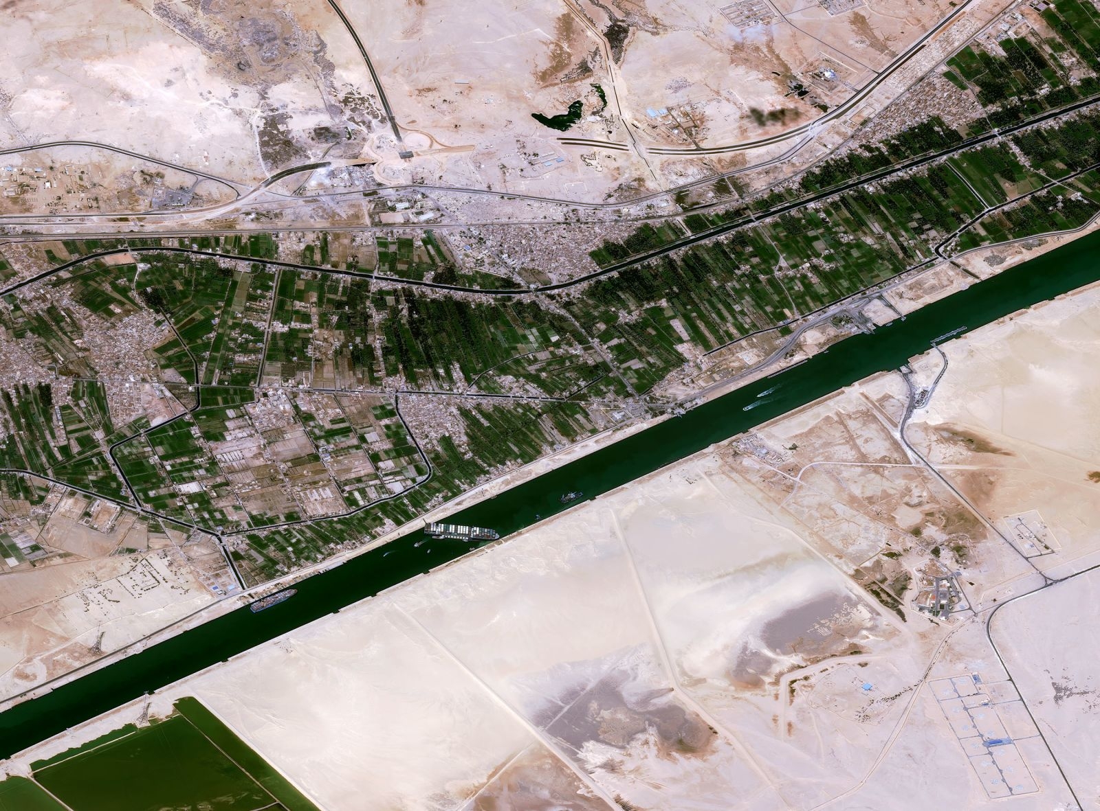 1432-suez-canal-blocked-by-a-giant-container