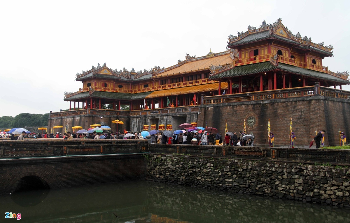 Replication of New Year's 'Calendar book distribution' ceremony in Hue