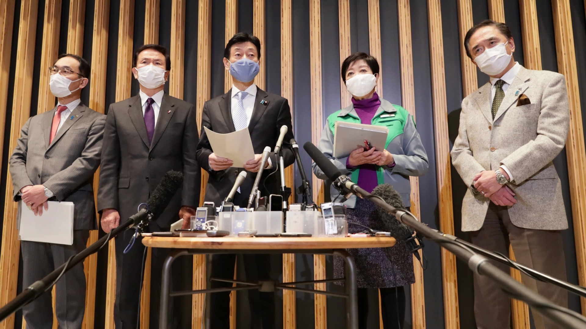 Tokyo gov. yuriko koike, second from right, meets economy minister yasutoshi nishimura, center, along with the governors of kanagawa, saitama and chiba prefectures. (photo: asia nikkei) 