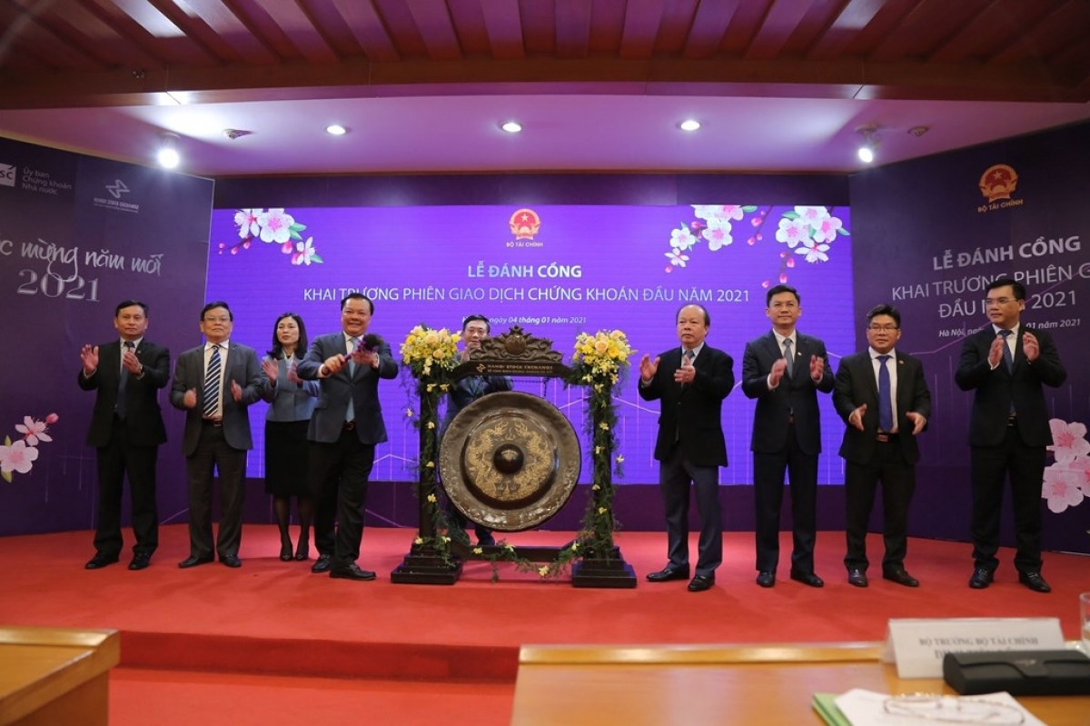 Delegates at the gavel striking ceremony to mark the opening of the first trading session of 2021 (Photo: BNews/VNA) 