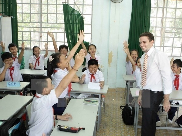 A foreign teacher lecturing a class in Vietnam (Photo: Vietnam News)  