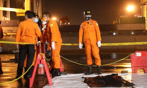  Officials check a fragment believed to be of Indonesian Sriwijaya Airlines flight number SJ182. (Photo: Getty Images)  