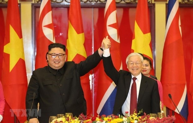 General Secretary of the Communist Party of Vietnam Central Committee and State President Nguyen Phu Trong (R) welcomes the leader of the Democratic People's Republic of Korea, Kim Jong Un, at a banquet on March 1, 2019 (Photo: VNA)