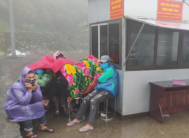 Repatriated workers waiting for their turn to get body temperature checked. Photo: Dan Tri 