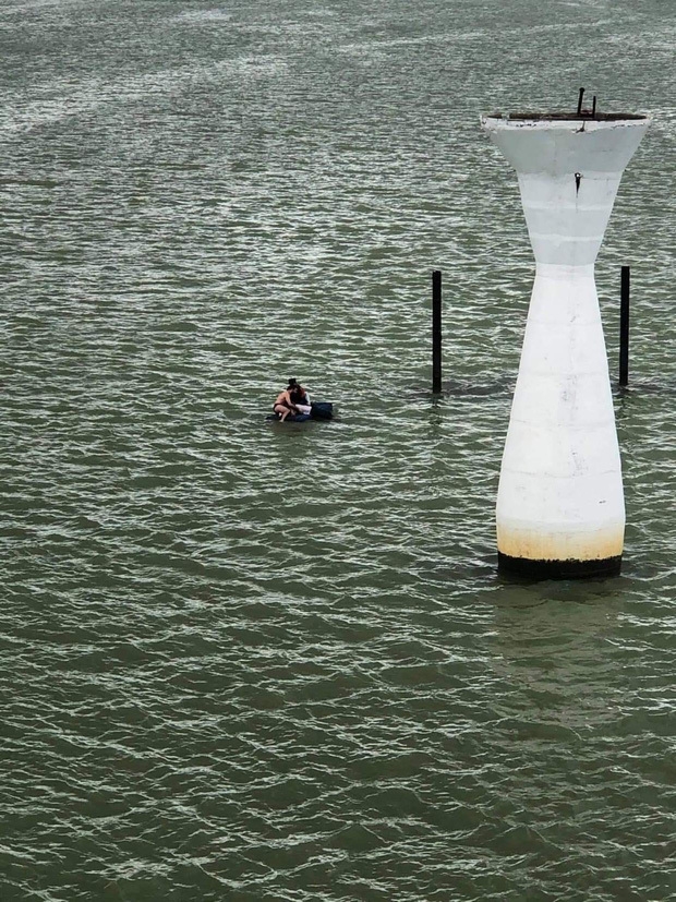 With the support of the rescue team, the foreigner managed to save the man's life (Photo: Vietnamnet)  