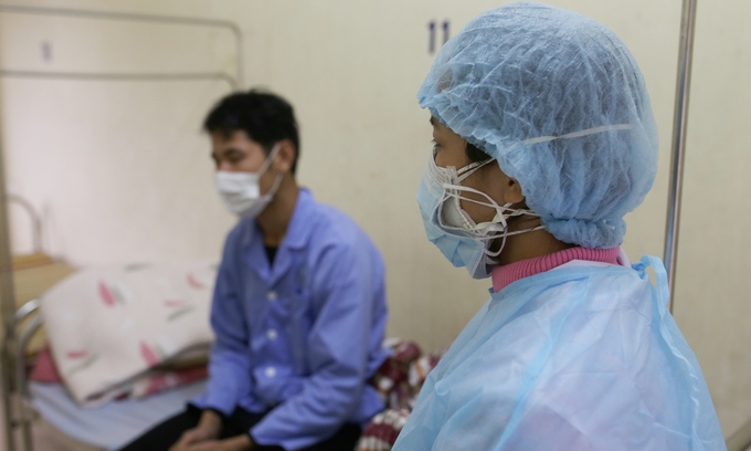 A nurse and a patient at a quarantine center for Covid-19 suspects and patients at Vinh Phuc Province, northern Vietnam, February 5, 2020 (Photo: VNE)  