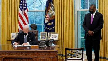 world breaking news today january 26 biden lifts pentagons ban on transgender people serving in military