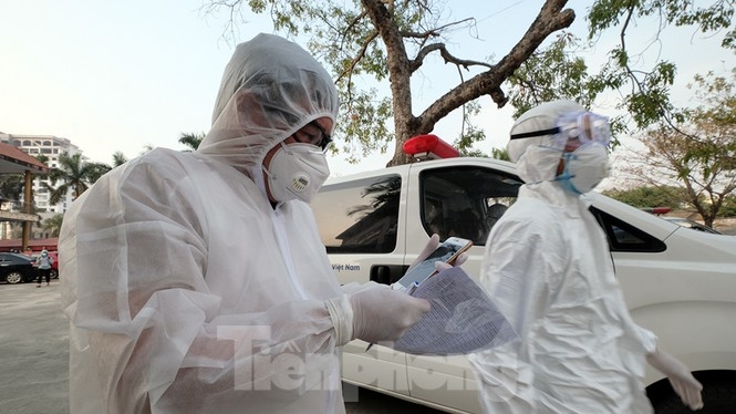 COVID-19 patients pose positive smiles before entering field hospitals
