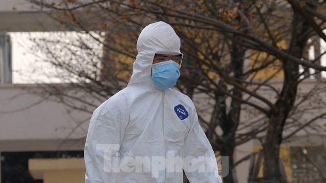 COVID-19 patients pose positive smiles before entering field hospitals