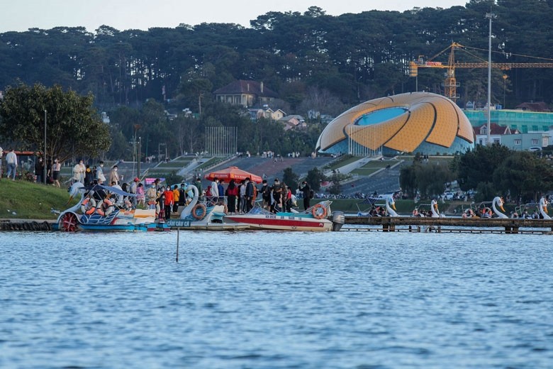 Tourist Sites Filled with Holidaymakers on New Year