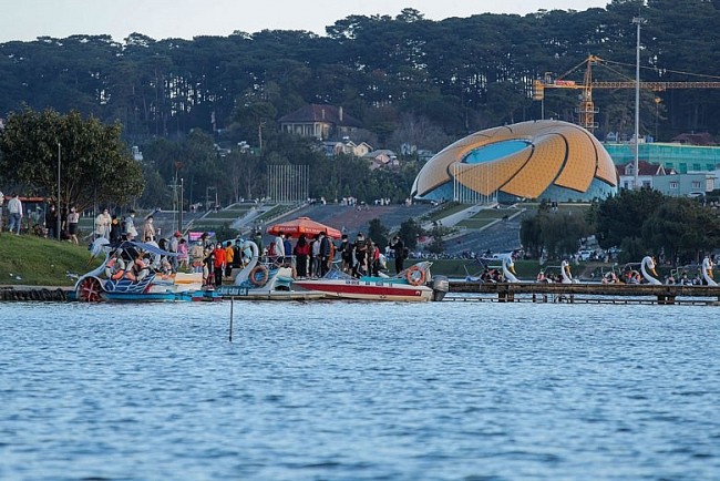 Tourist Sites Filled with Holidaymakers on New Year