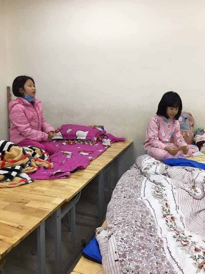 Students at Xuan Phuong primary school are quarantined at their school (Photo: VTC)  
