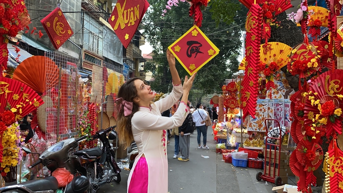 Sonya firsova is wearing ao dai (photo: vne) 