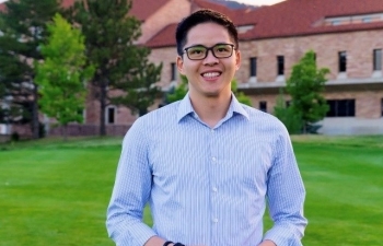 Vietnamese American professor invents wireless earphone for sleeping problems treatment