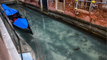 Italy’s Venice turns crystal clear amid COVID-19 nationwide lockdown