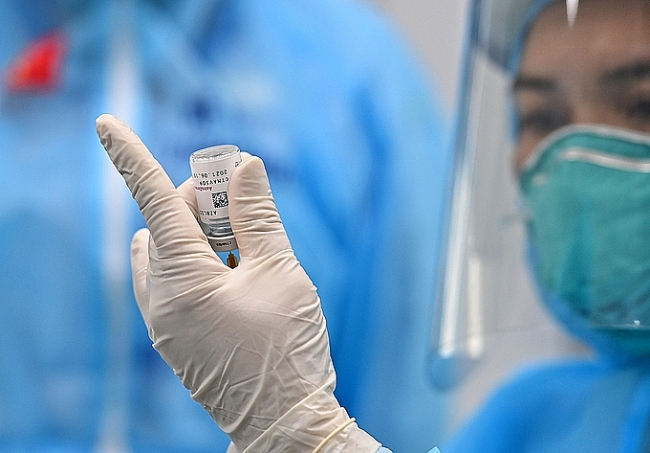 Vietnam continues vaccination campaign with AstraZeneca vaccine