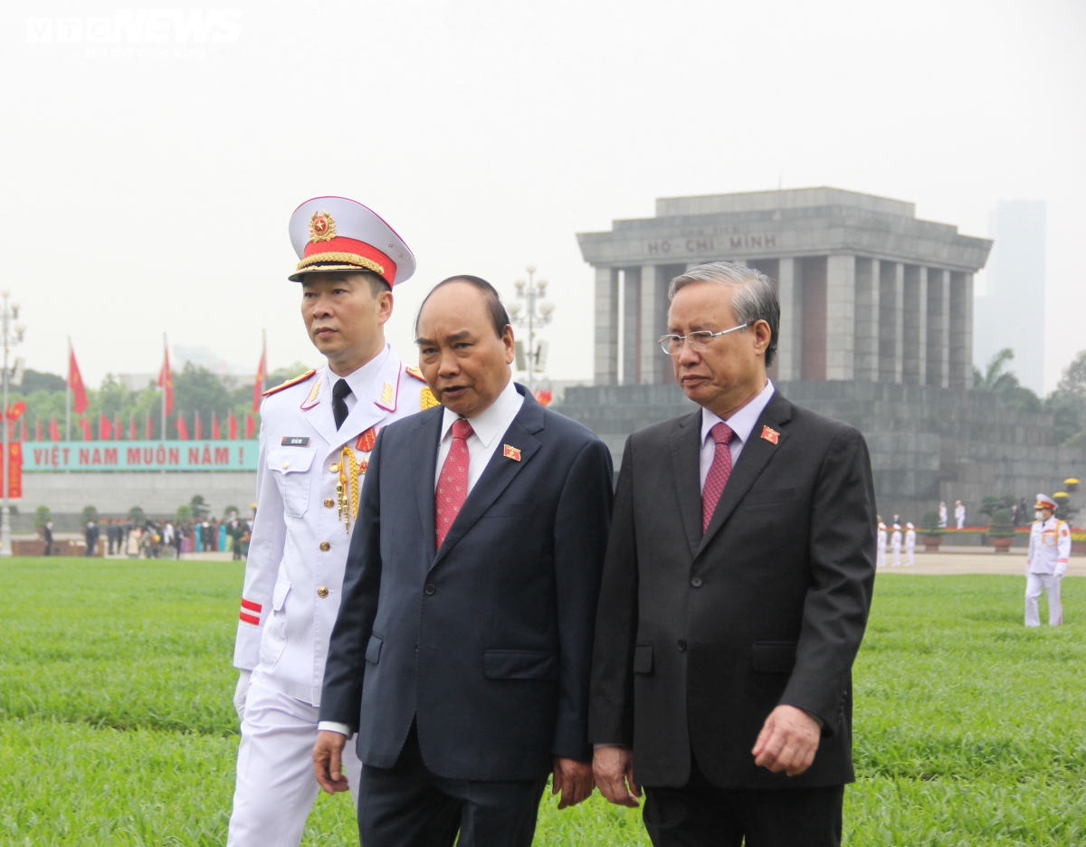 Party, State leaders pay tributes to late President Ho ahead of last NA session
