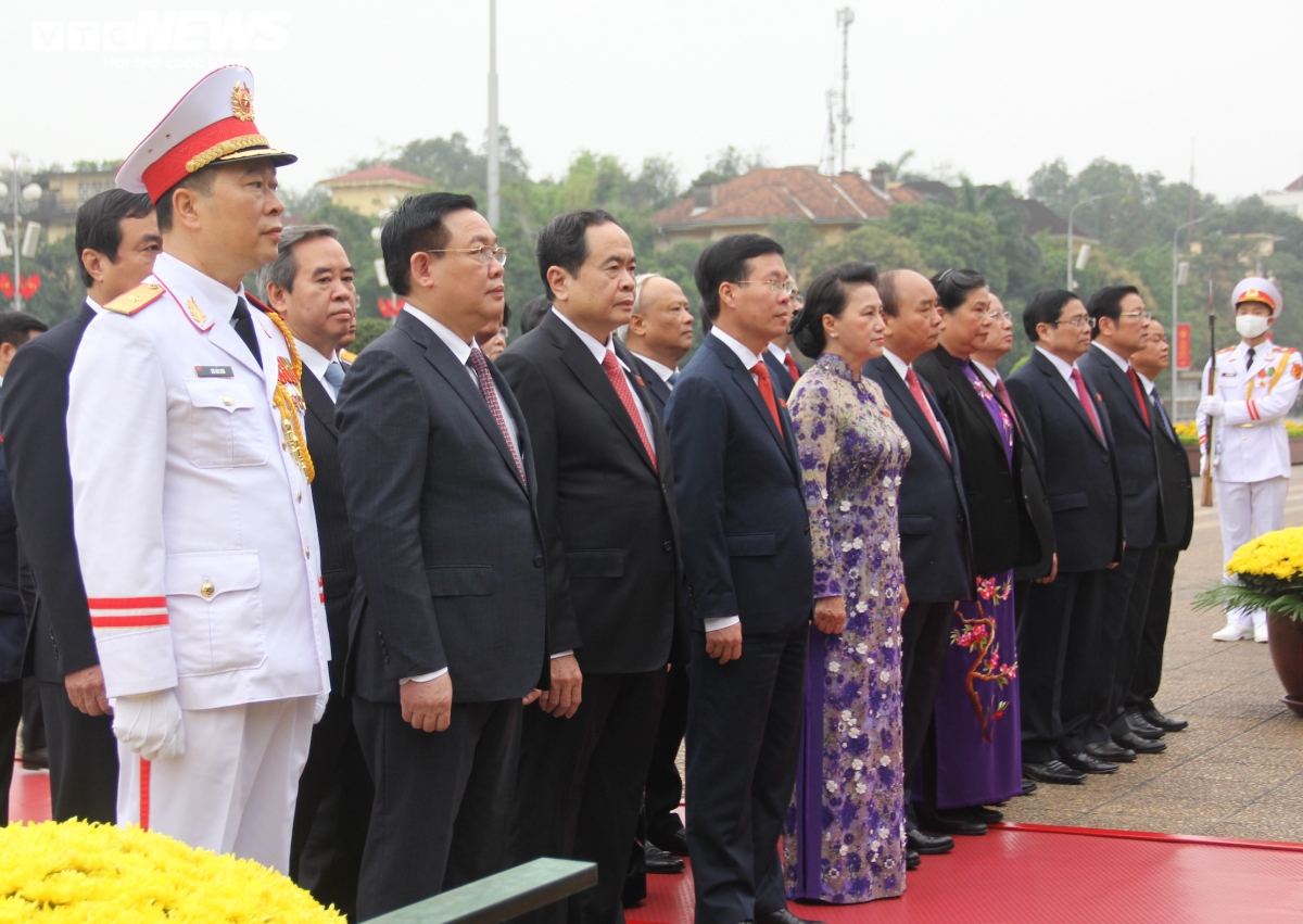 Party, State leaders pay tributes to late President Ho ahead of last NA session