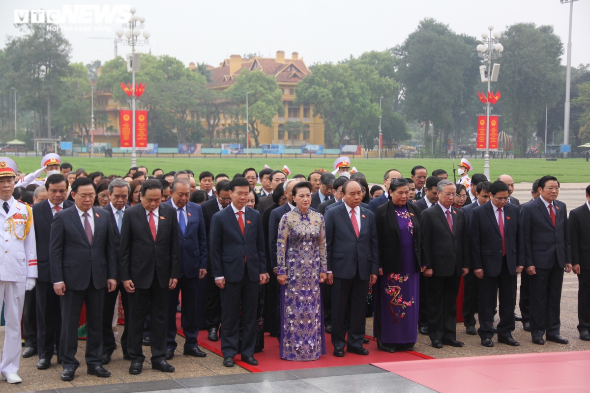 Party, State leaders pay tributes to late President Ho ahead of last NA session