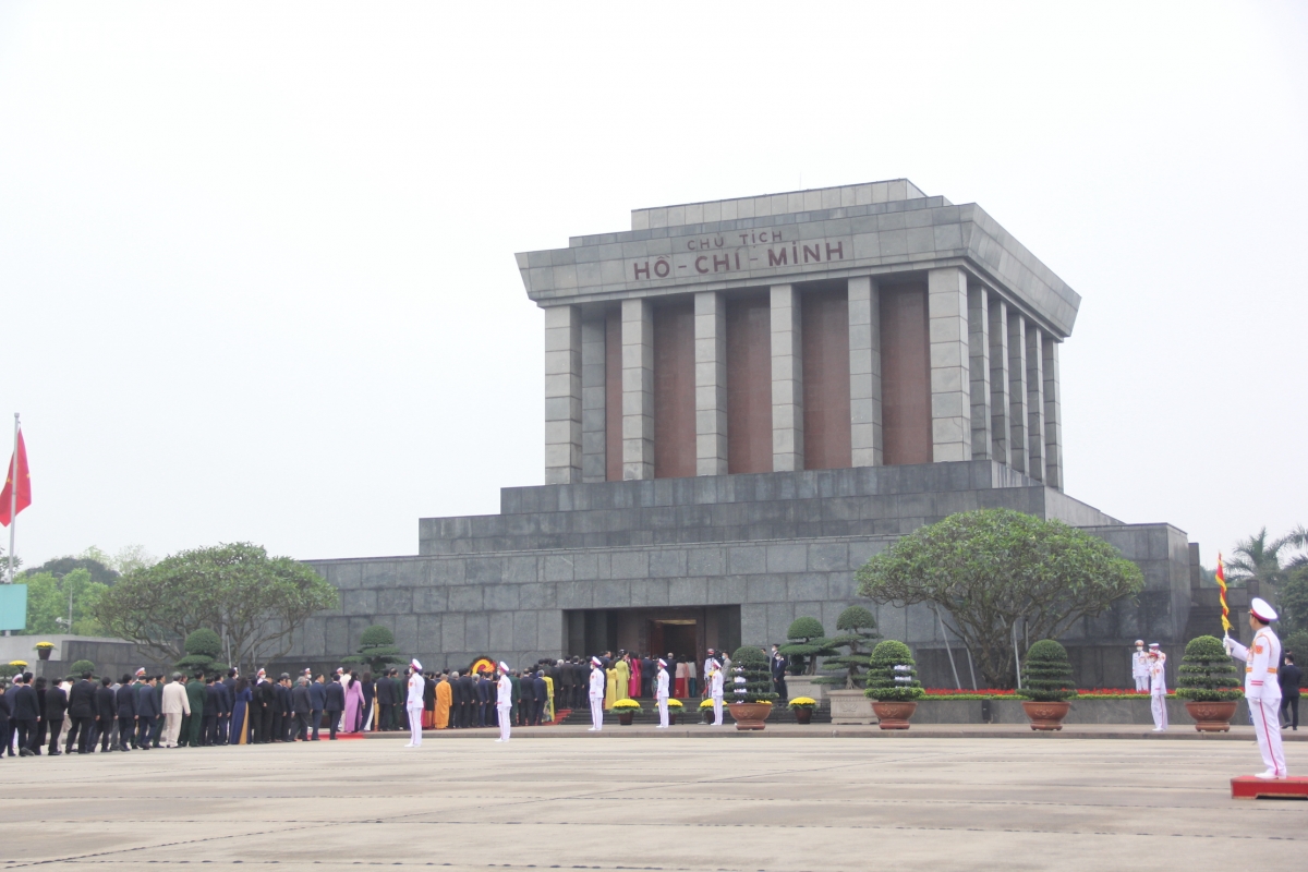 Party, State leaders pay tributes to late President Ho ahead of last NA session