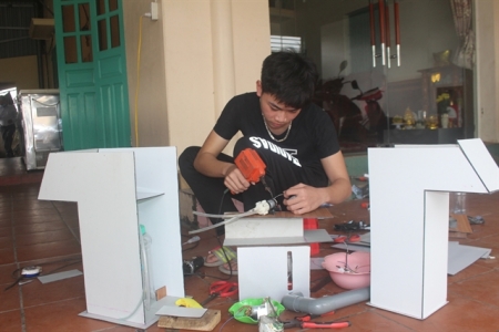 Vietnam young student innovates to beat COVID-19