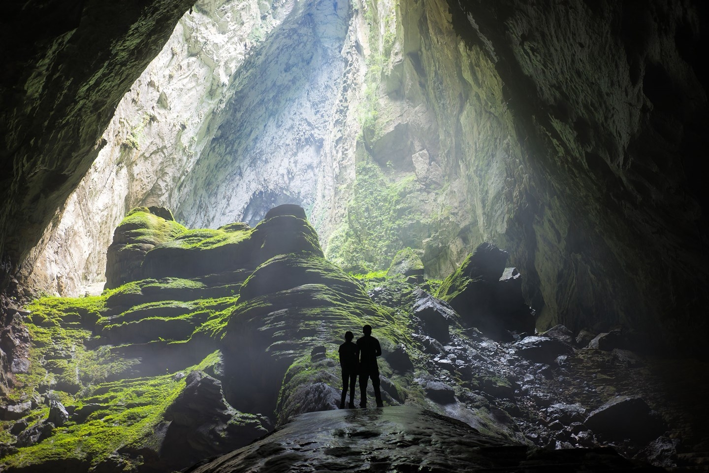 wanderlust lists out 12 must do things in vietnam