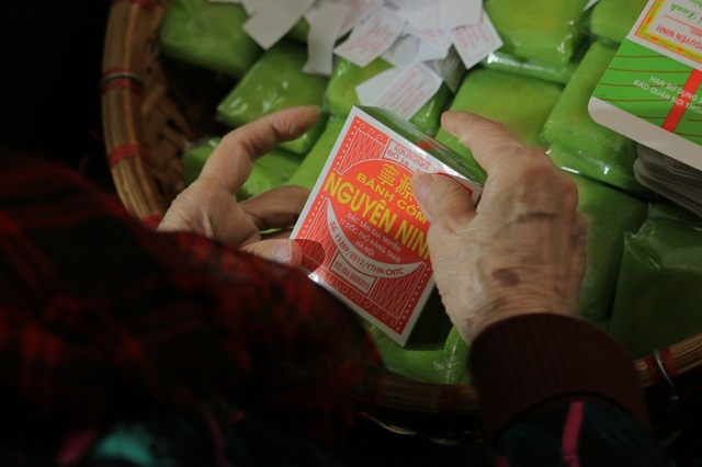 green rice flake cakes fine treat of hanoi