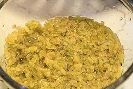 Green rice flake cakes, fine treat of Hanoi