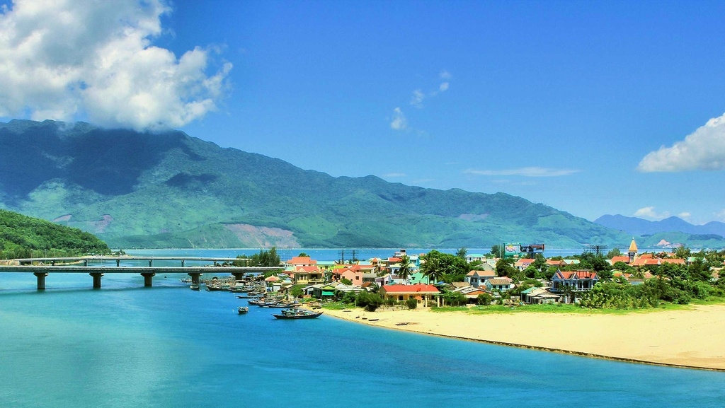 mesmerizing bays in vietnam to draw tourists