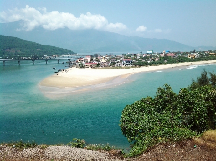 mesmerizing bays in vietnam to draw tourists