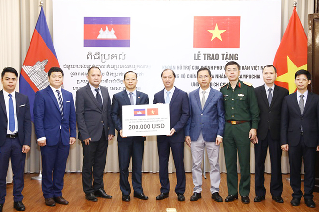 Vietnam handed thousands of medical gears to Cambodia