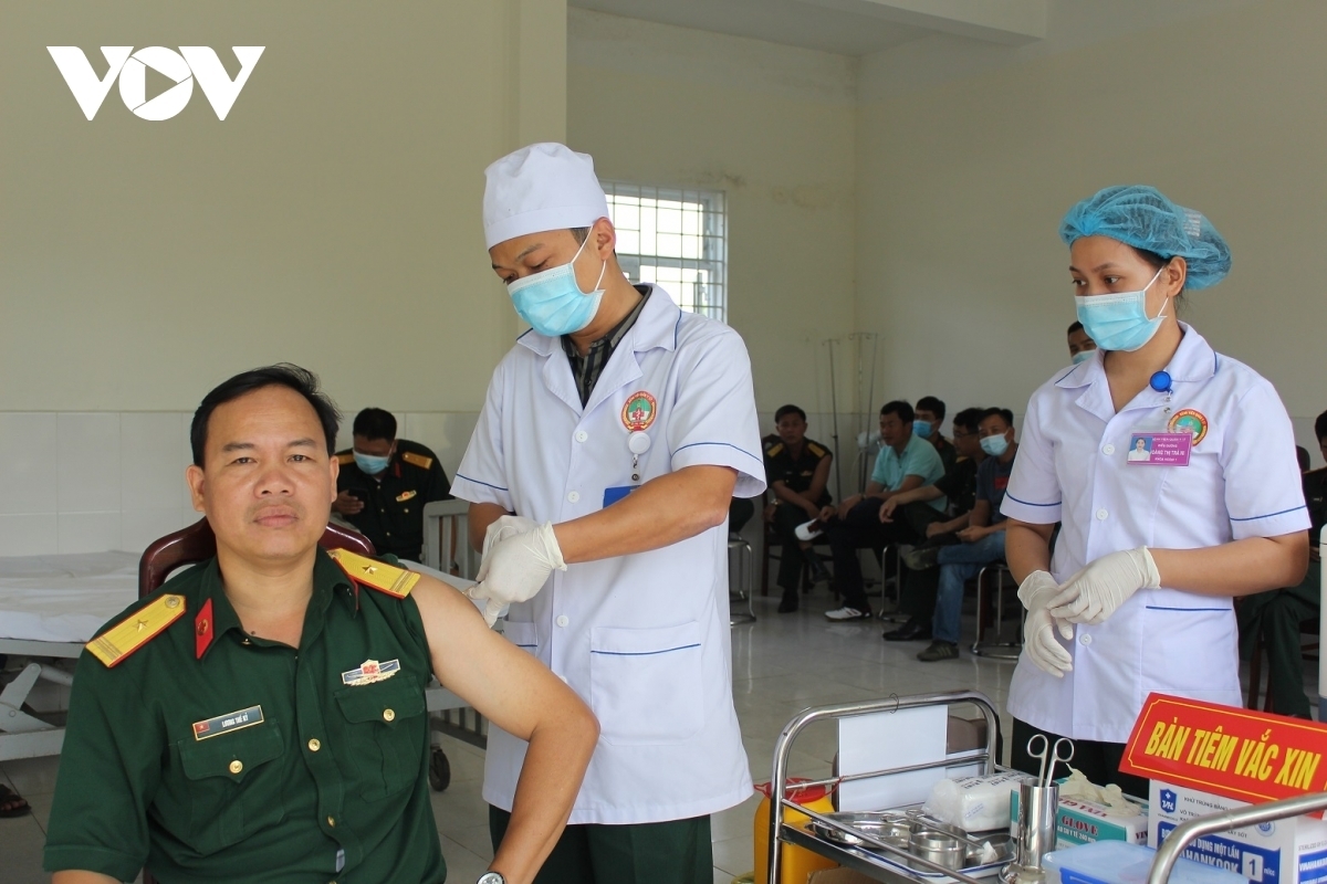 Over 420 officers, soldiers in Quang Ninh get prioritized Covid-19 vaccine