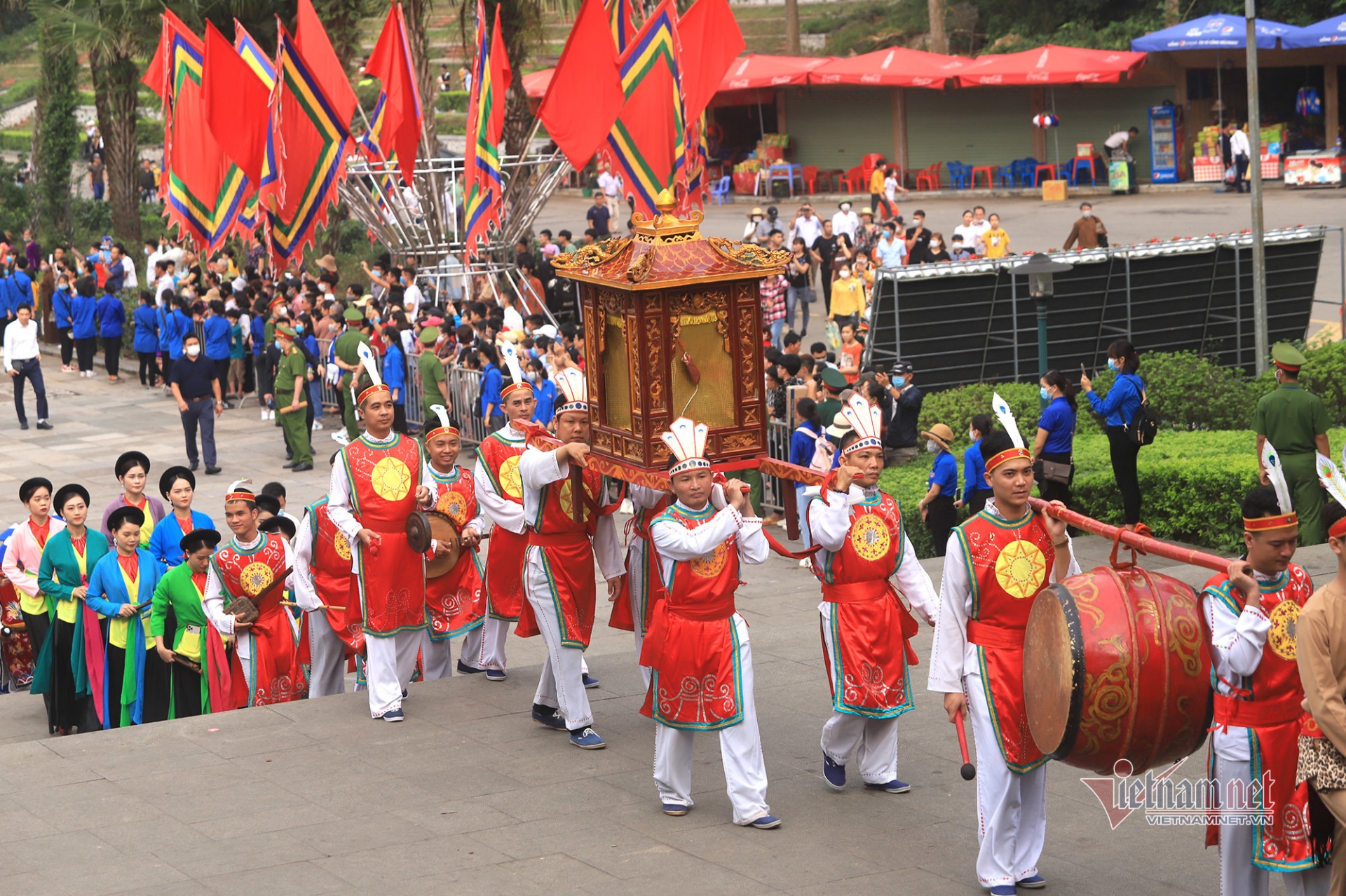 State President offers incense, pays tribute to Hung Kings State President offers incense, pays tribute to Hung Kings