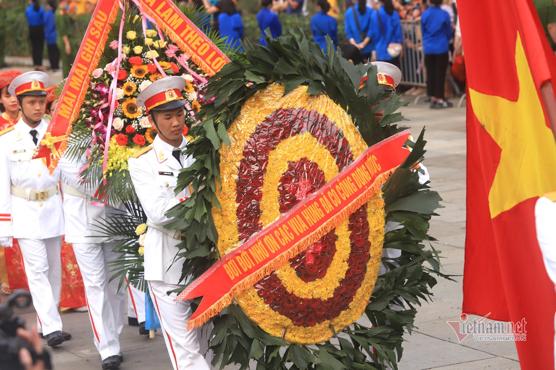 State President offers incense, pays tribute to Hung Kings State President offers incense, pays tribute to Hung Kings