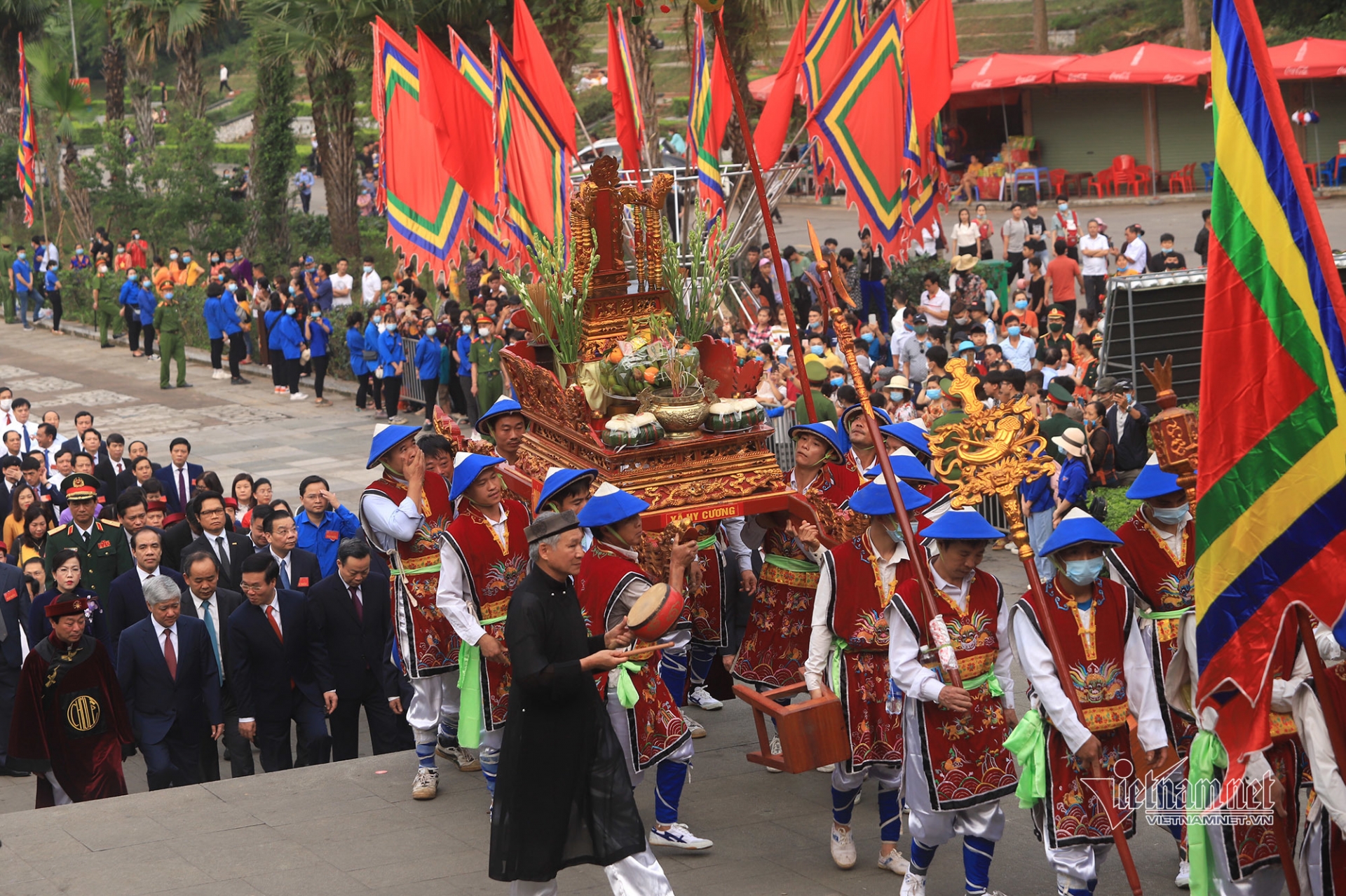 State President offers incense, pays tribute to Hung Kings State President offers incense, pays tribute to Hung Kings