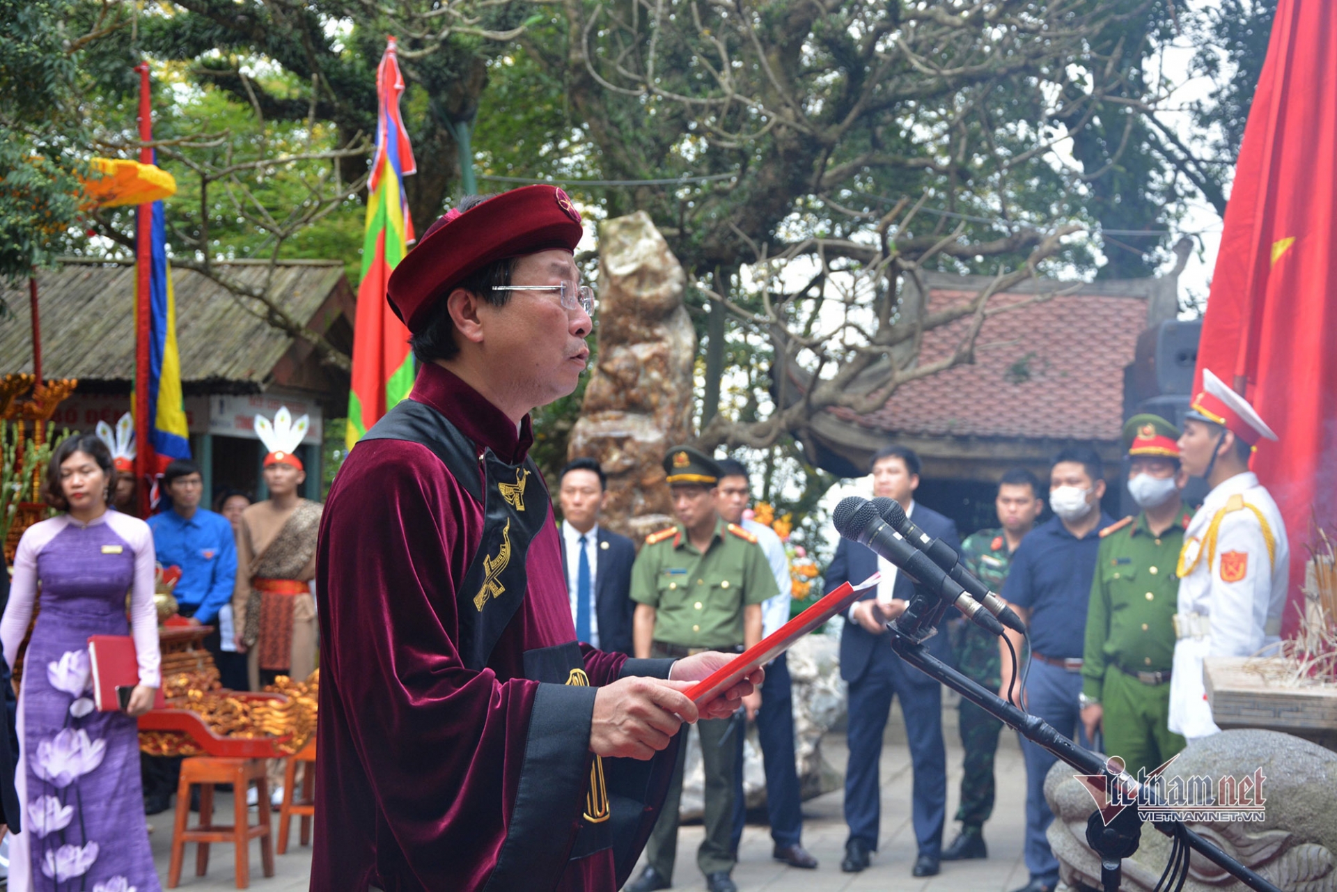 State President offers incense, pays tribute to Hung Kings State President offers incense, pays tribute to Hung Kings