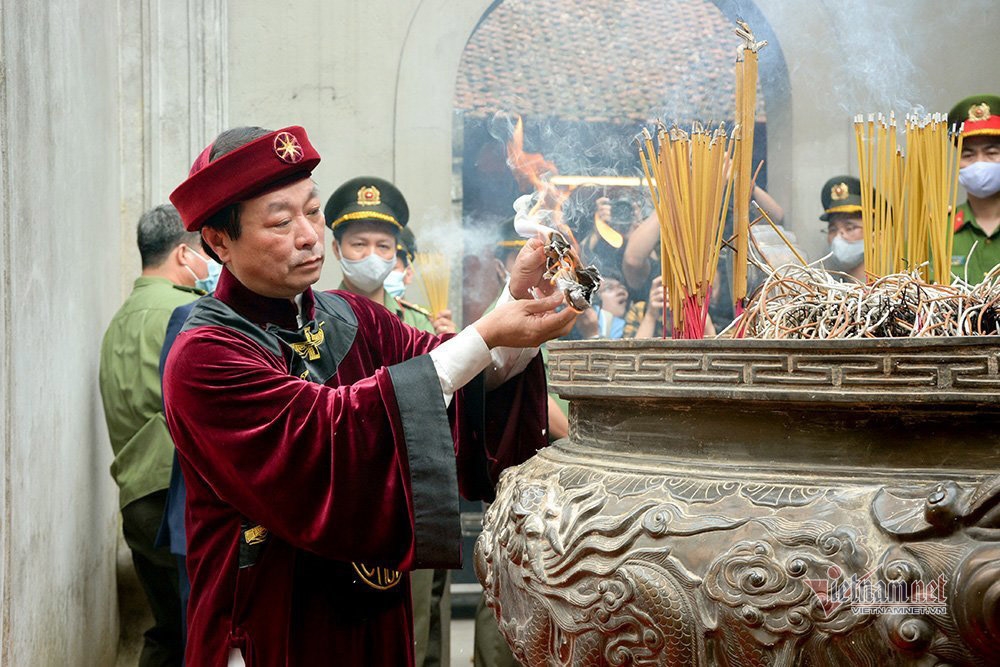 State President offers incense, pays tribute to Hung Kings State President offers incense, pays tribute to Hung Kings