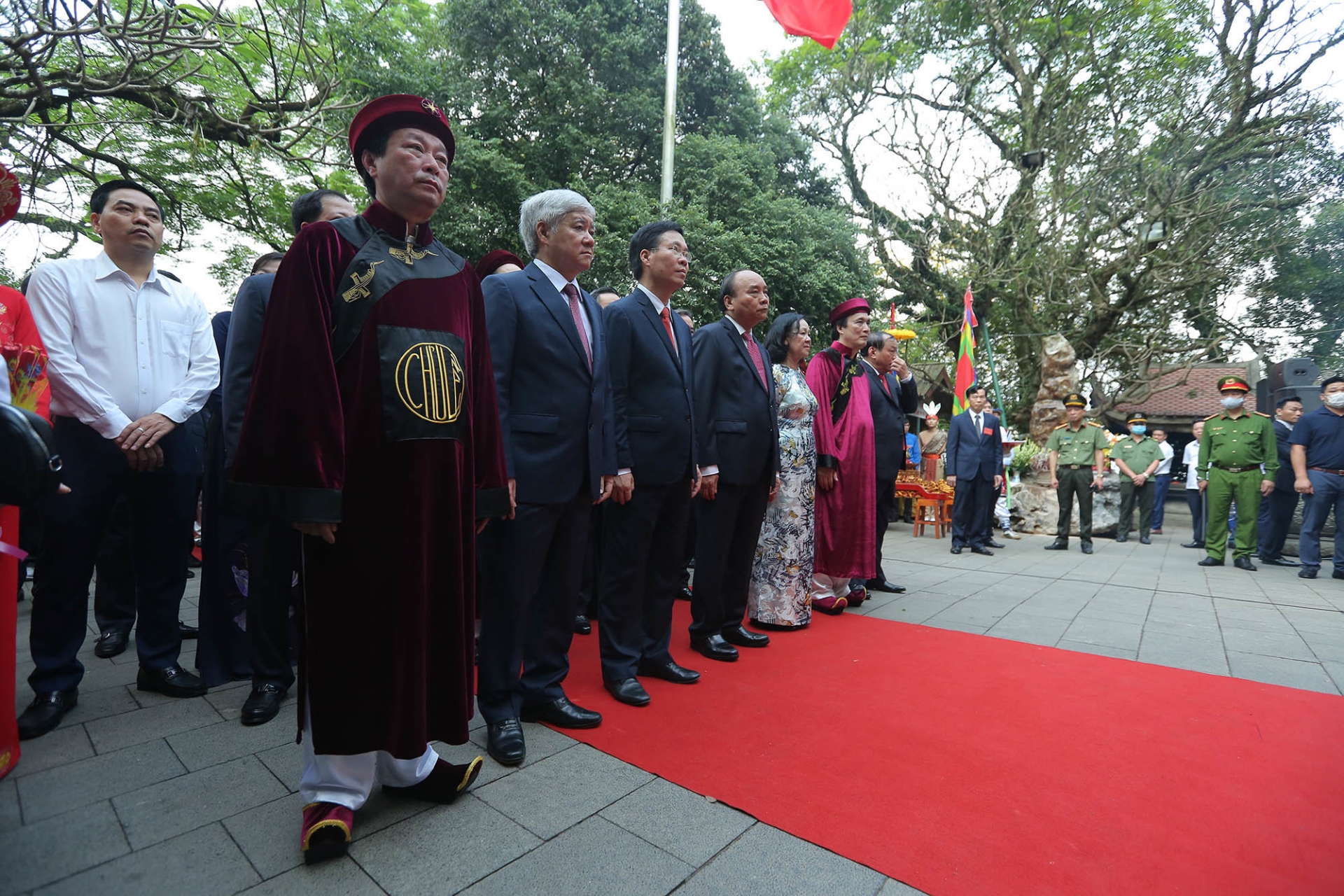 State President offers incense, pays tribute to Hung Kings State President offers incense, pays tribute to Hung Kings